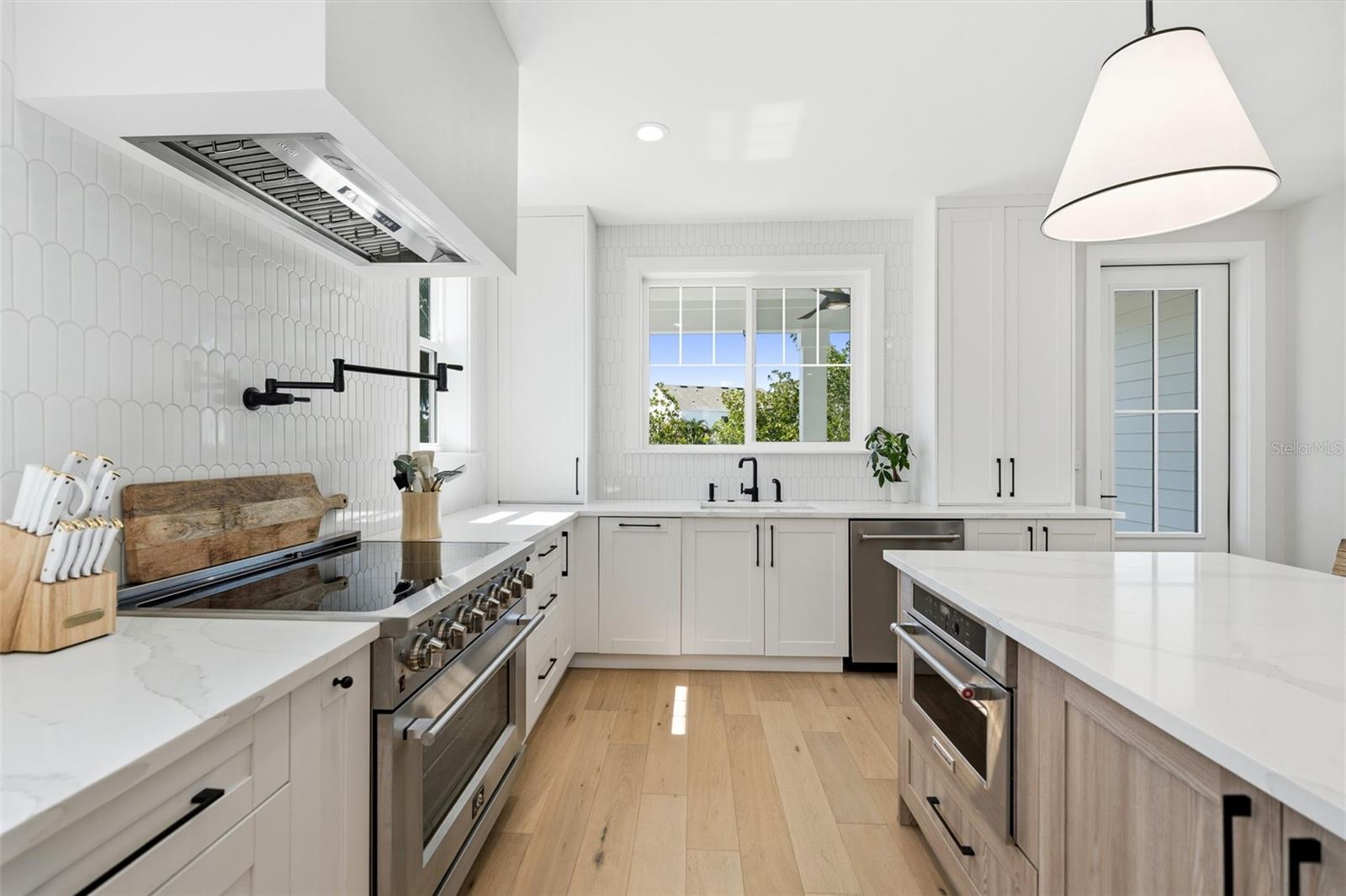 Listing photo id 2 for 1811 Bayou Grande Boulevard Ne