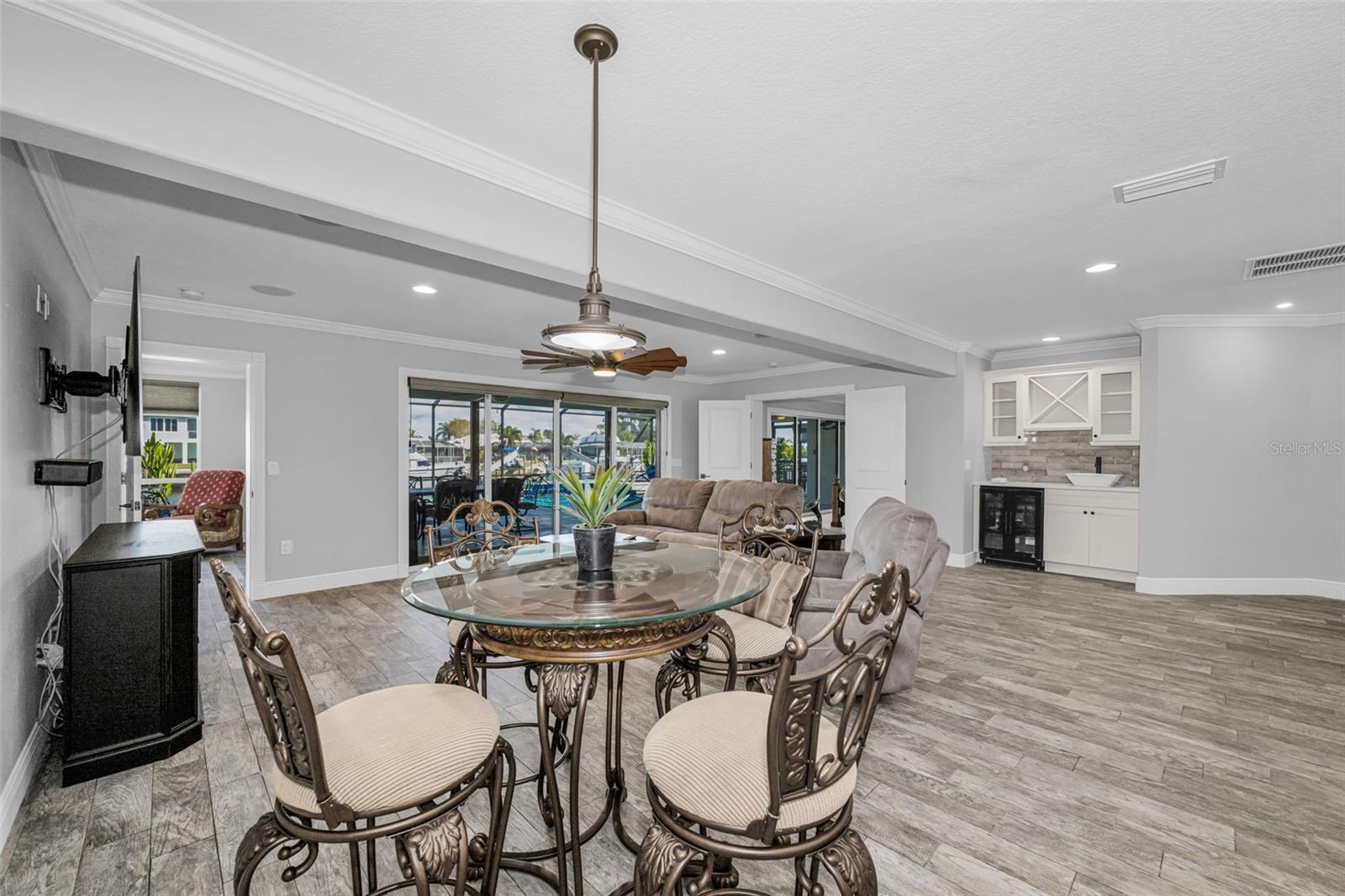 Listing photo id 9 for 4976 Galleon Court