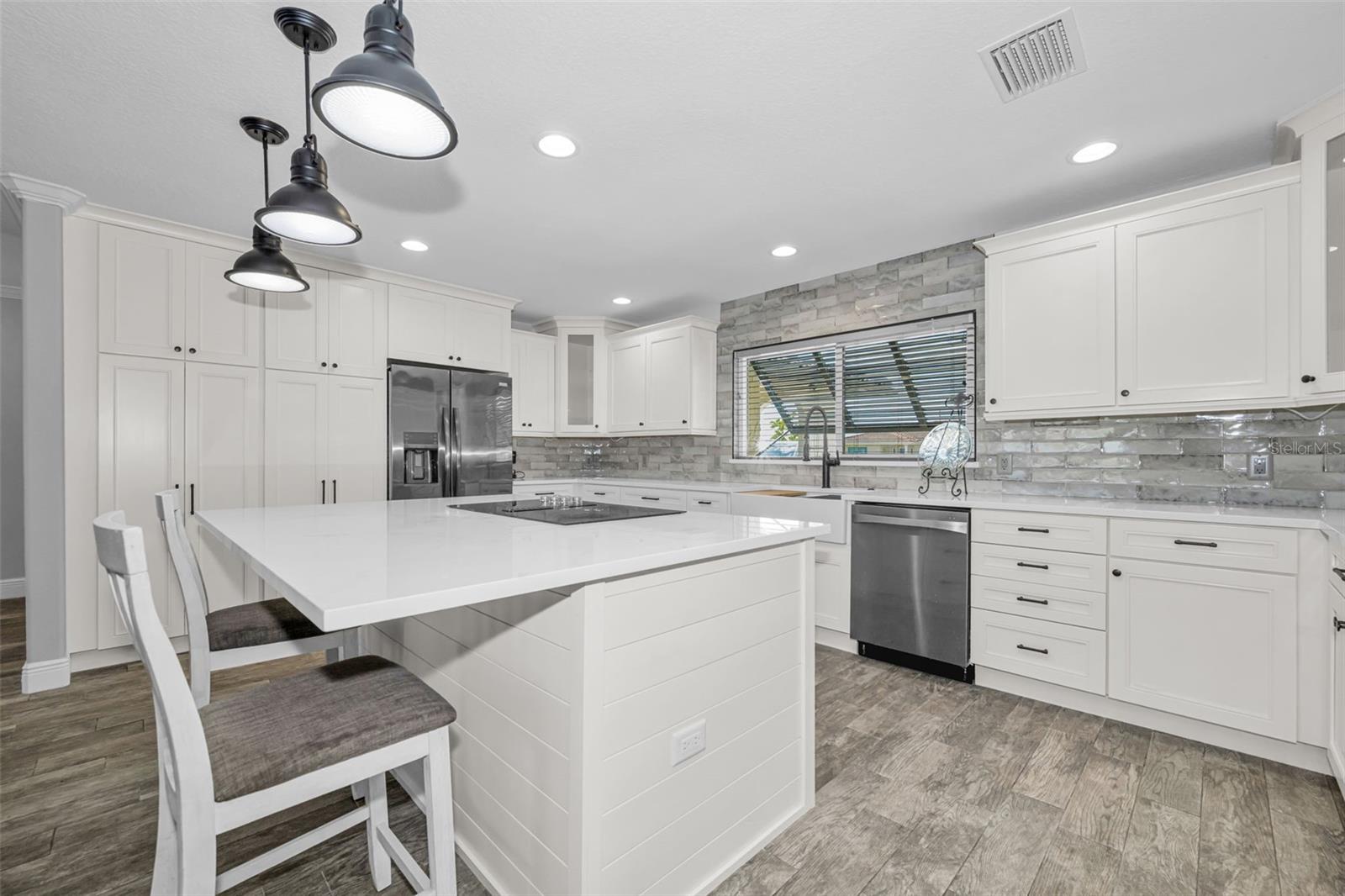 Listing photo id 12 for 4976 Galleon Court