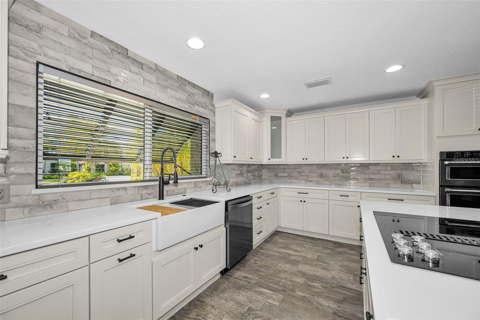 Listing photo id 14 for 4976 Galleon Court