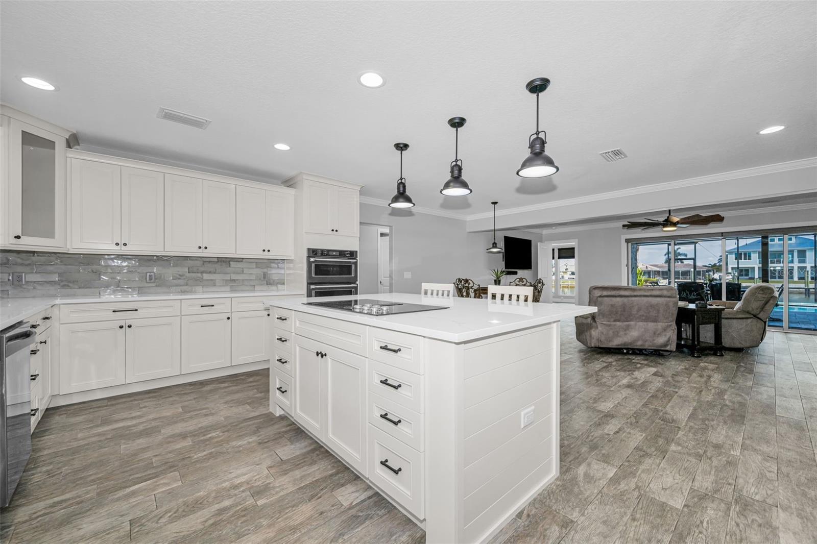 Listing photo id 16 for 4976 Galleon Court