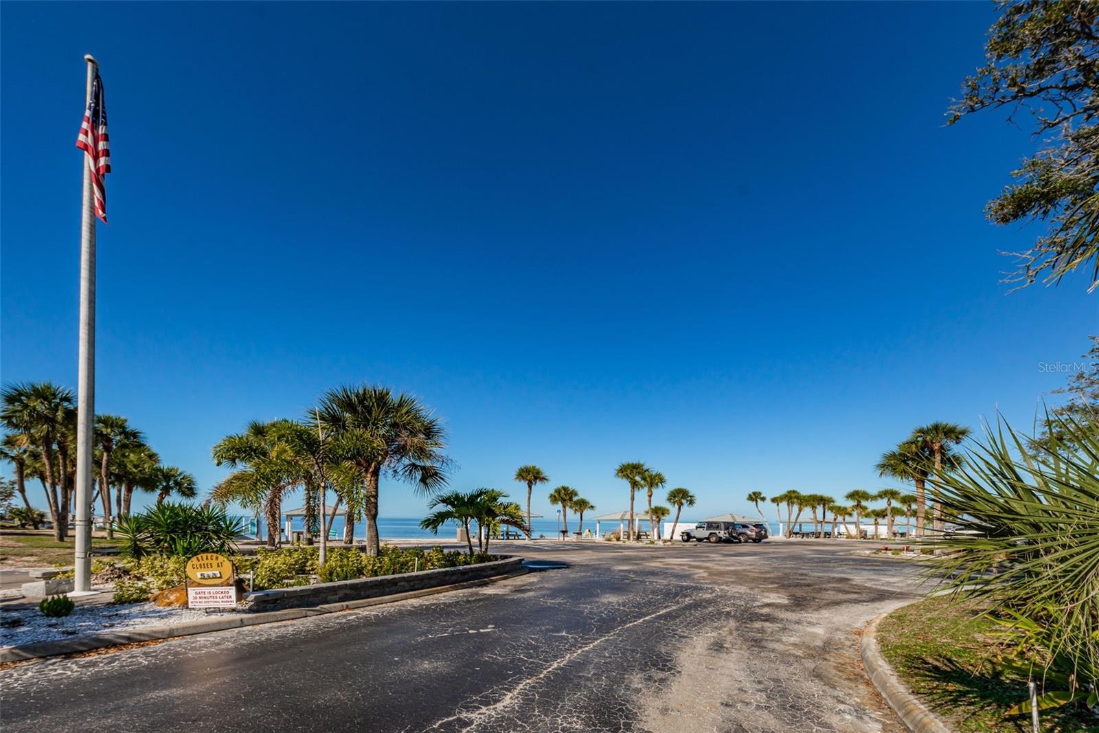 Listing photo id 61 for 4976 Galleon Court