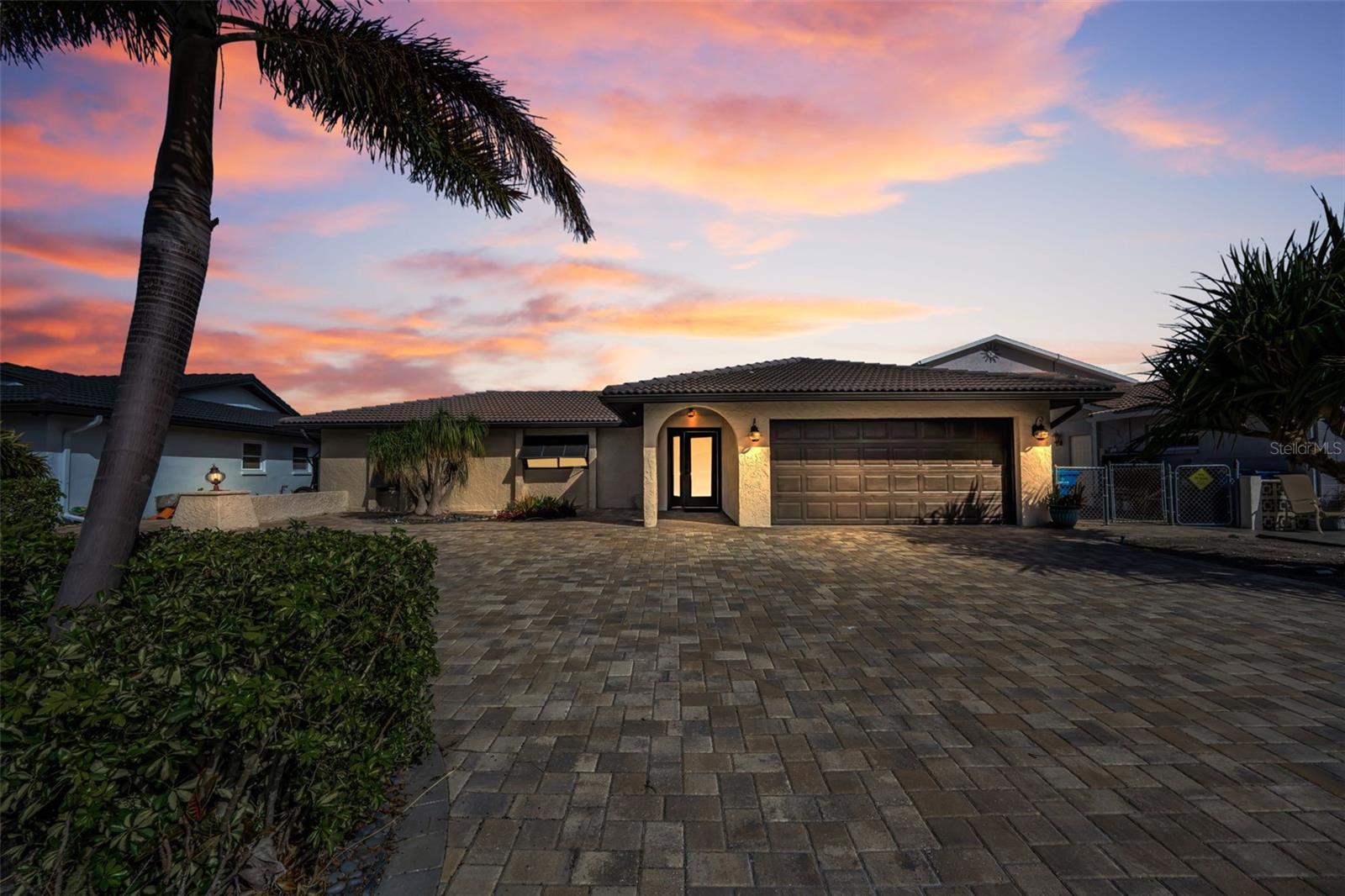 Listing photo id 77 for 4976 Galleon Court