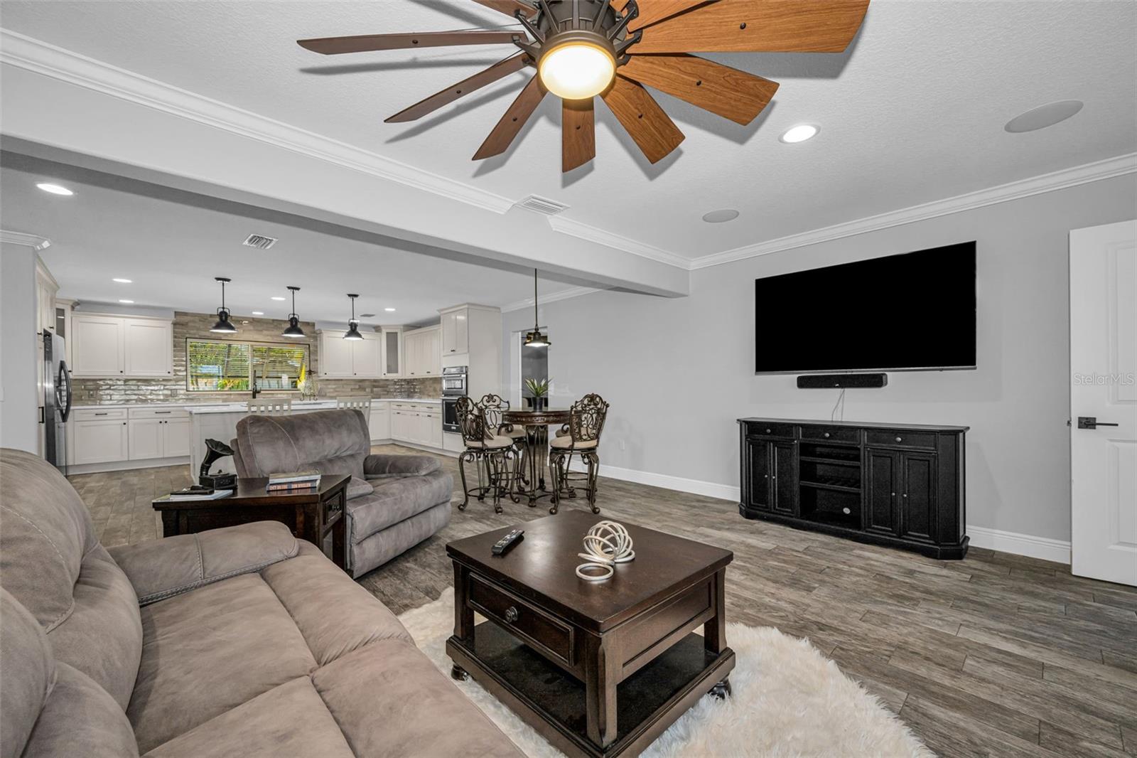 Listing photo id 6 for 4976 Galleon Court