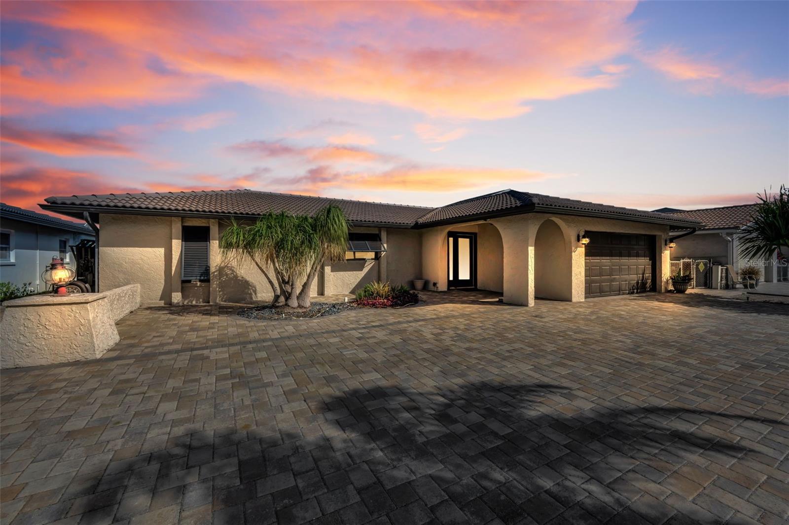 Listing photo id 78 for 4976 Galleon Court