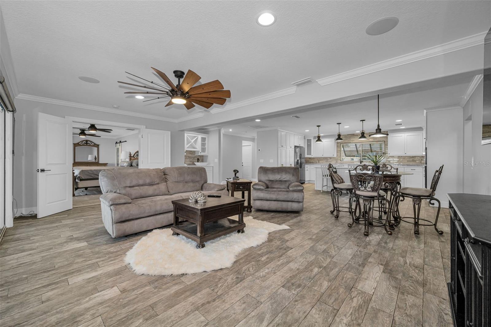 Listing photo id 7 for 4976 Galleon Court