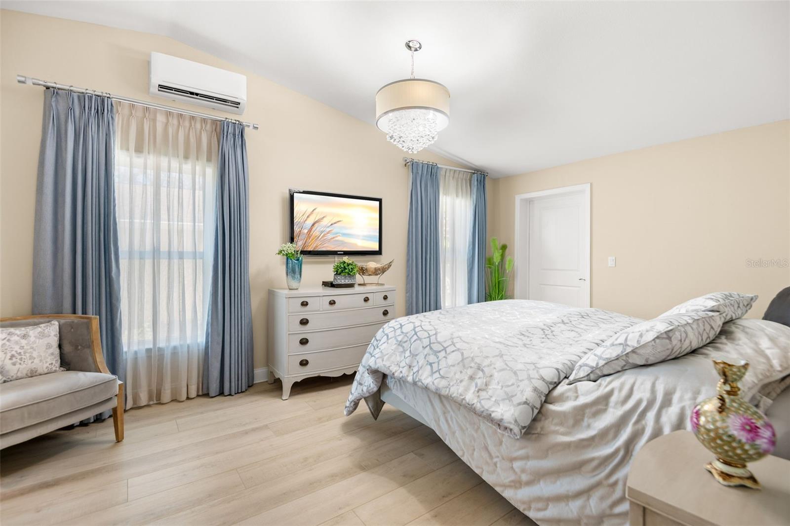 Image 28 of 54 For 8 Ambleside Drive