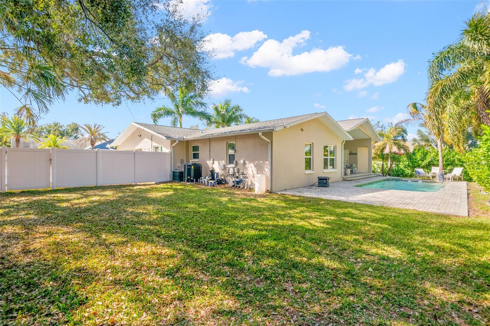 Image 33 of 54 For 8 Ambleside Drive