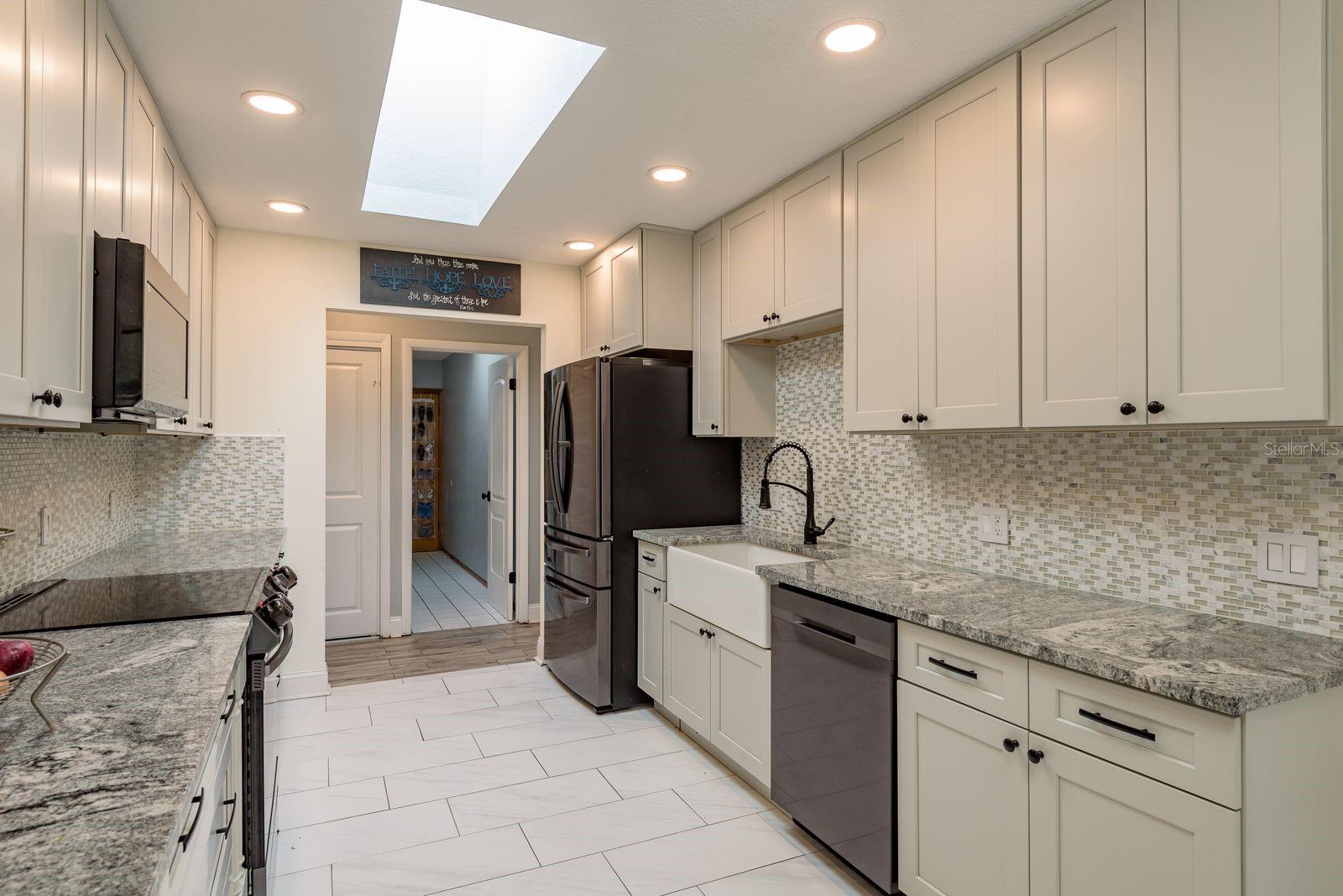 Listing photo id 9 for 2830 Valencia Lane W