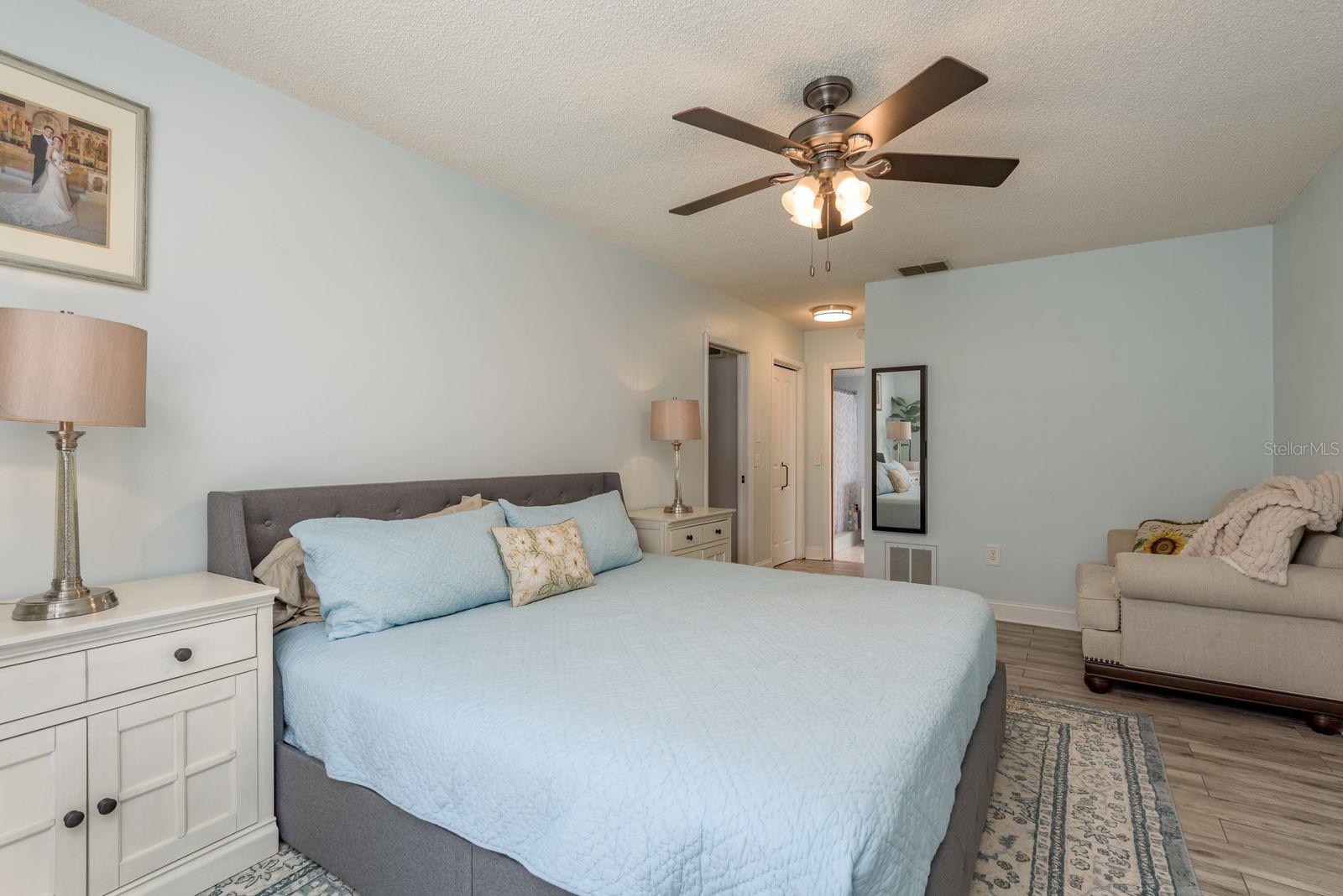 Listing photo id 11 for 2830 Valencia Lane W