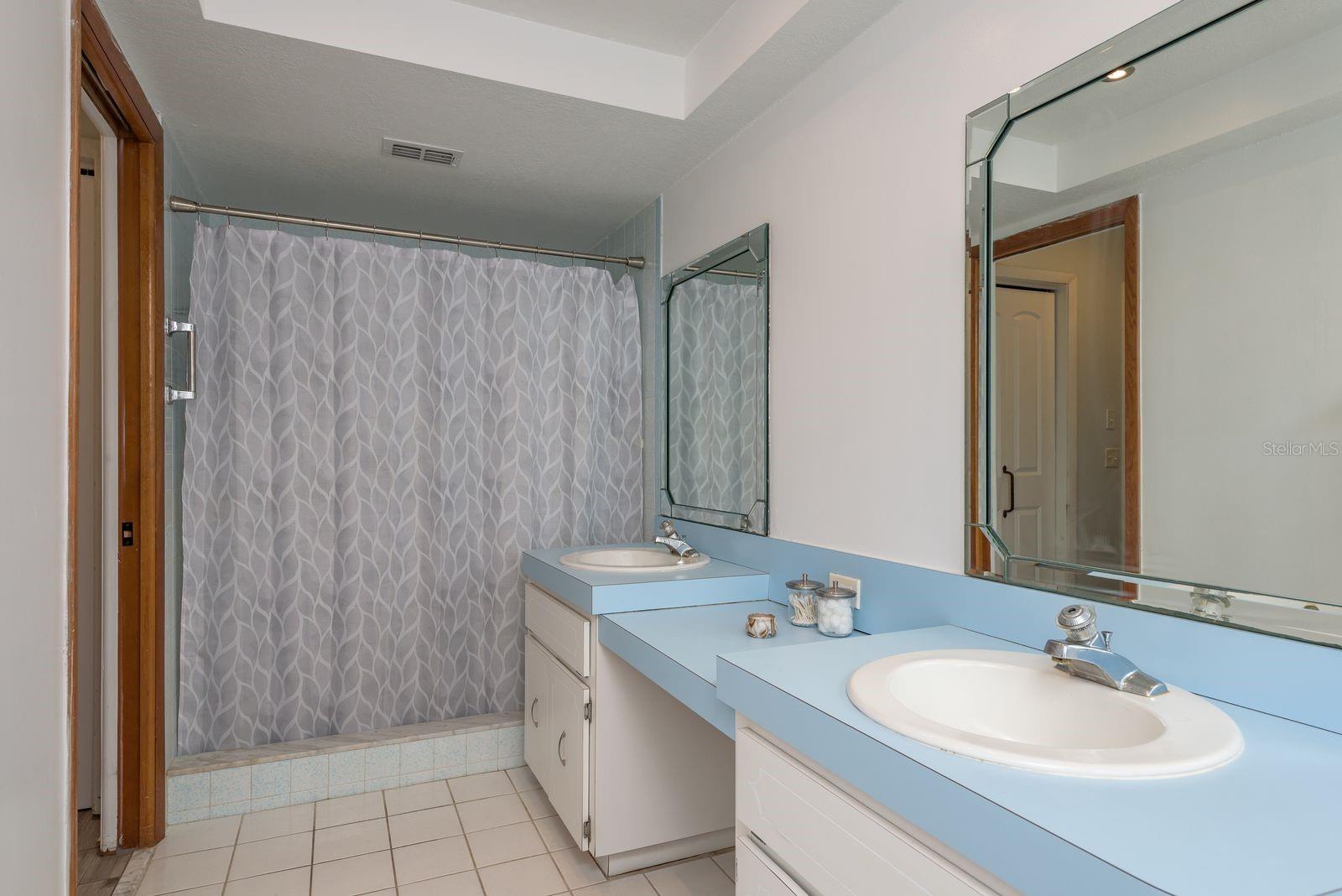 Listing photo id 13 for 2830 Valencia Lane W