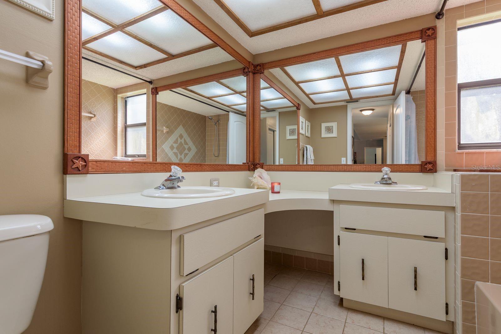 Listing photo id 16 for 2830 Valencia Lane W