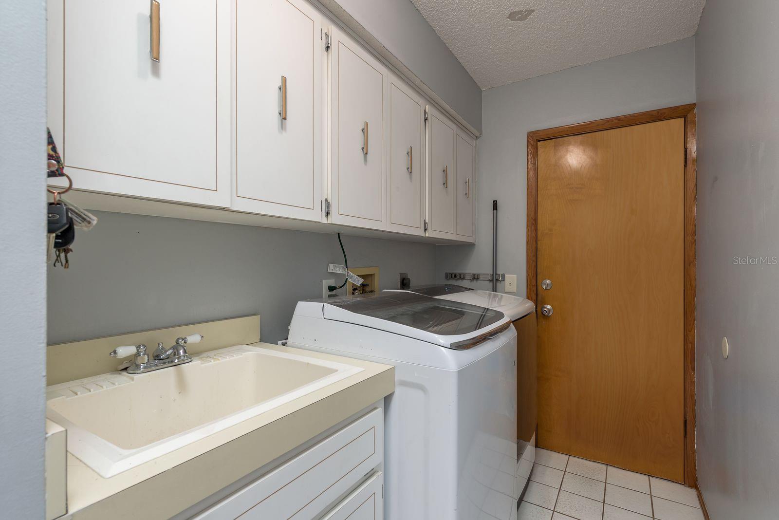 Listing photo id 20 for 2830 Valencia Lane W