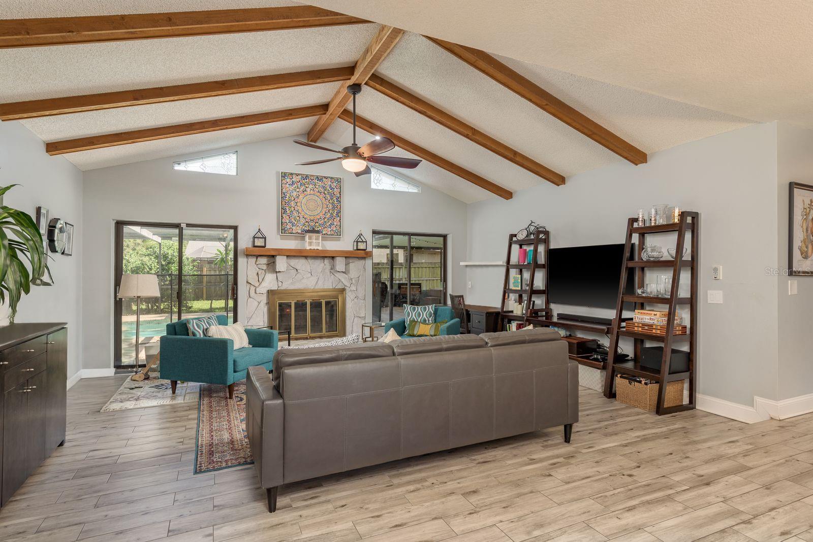 Listing photo id 2 for 2830 Valencia Lane W