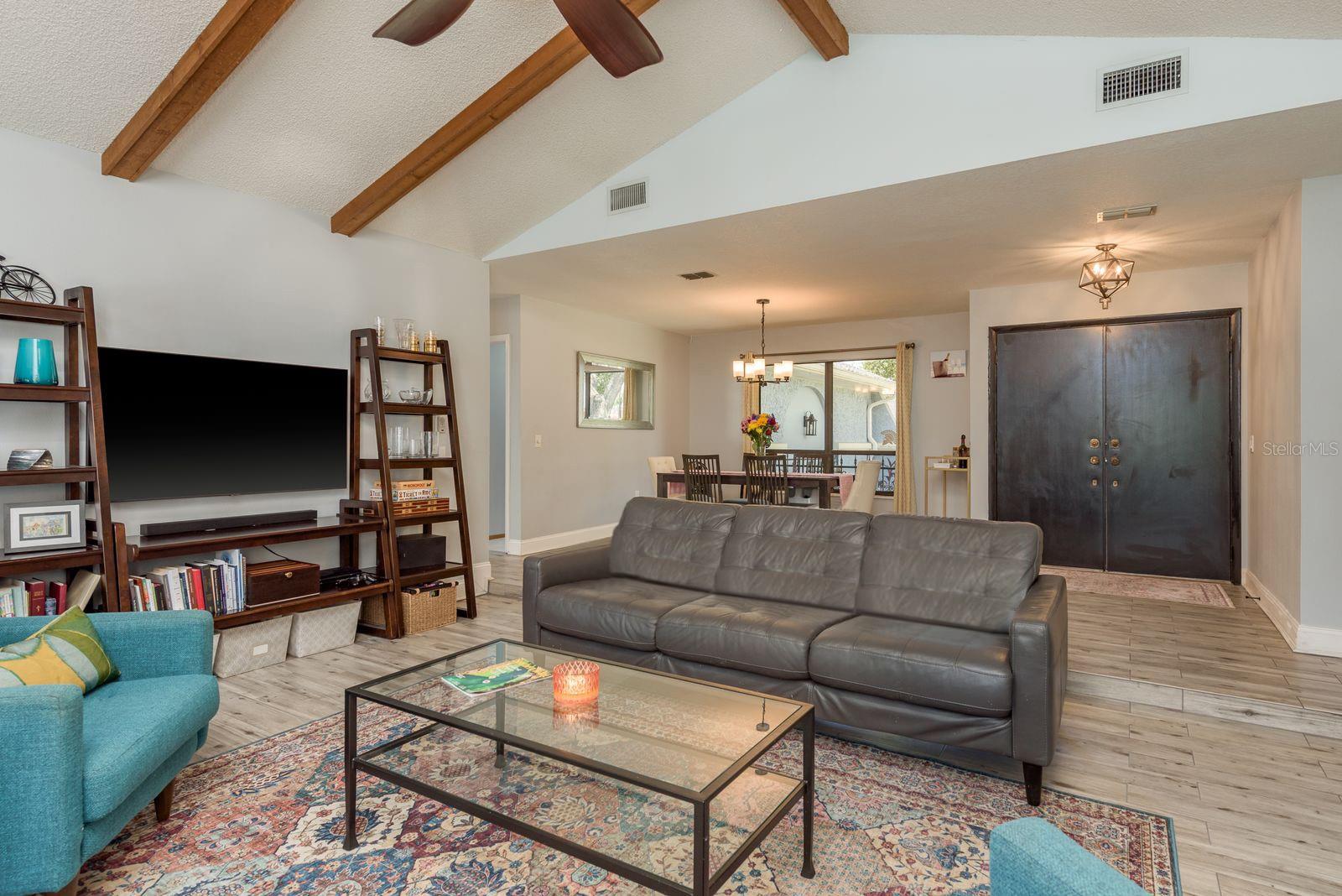 Listing photo id 3 for 2830 Valencia Lane W