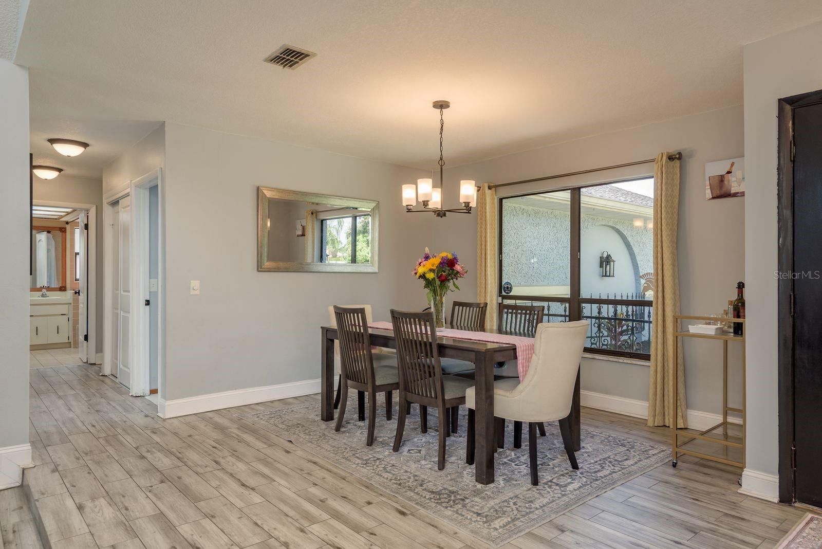 Listing photo id 4 for 2830 Valencia Lane W