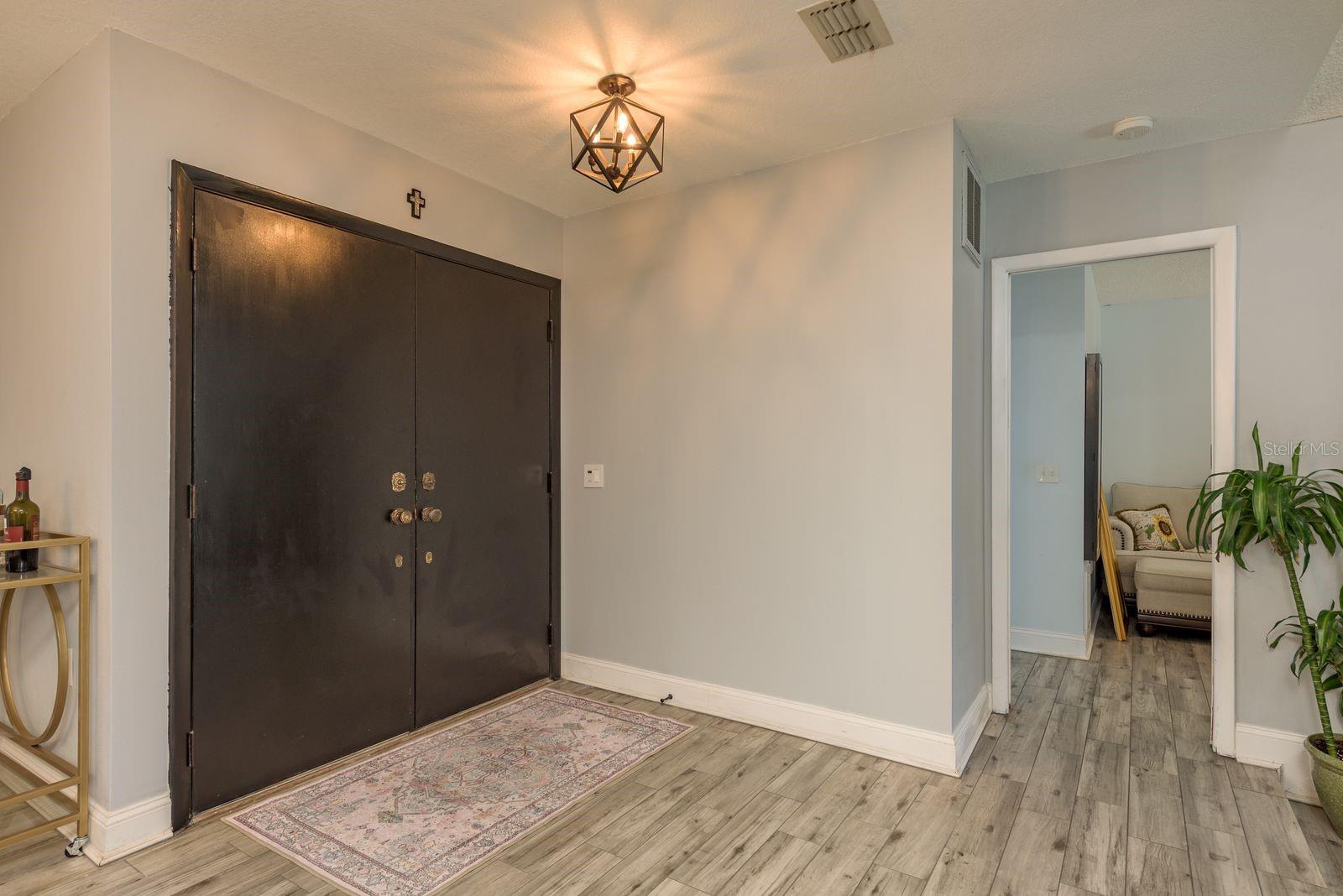 Listing photo id 6 for 2830 Valencia Lane W