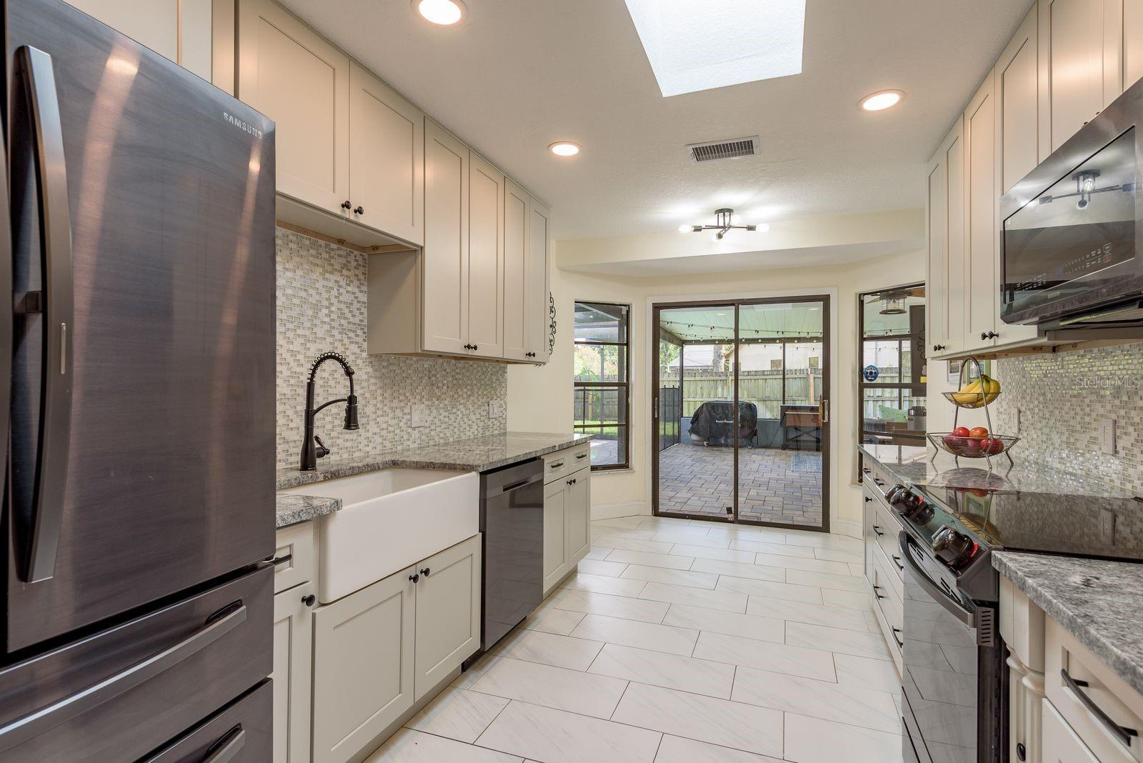 Listing photo id 7 for 2830 Valencia Lane W