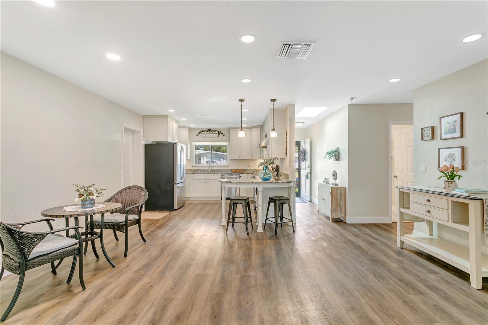 Image 17 of 59 For 13596 Croft Drive N