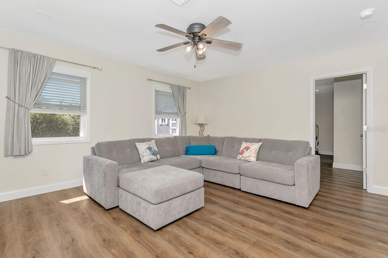 Image 27 of 59 For 13596 Croft Drive N