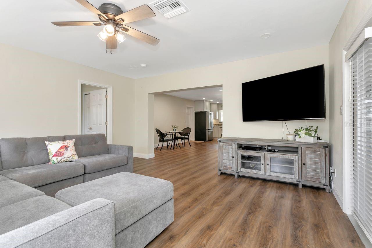 Image 29 of 59 For 13596 Croft Drive N