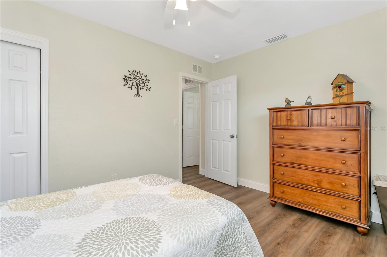 Image 7 of 59 For 13596 Croft Drive N