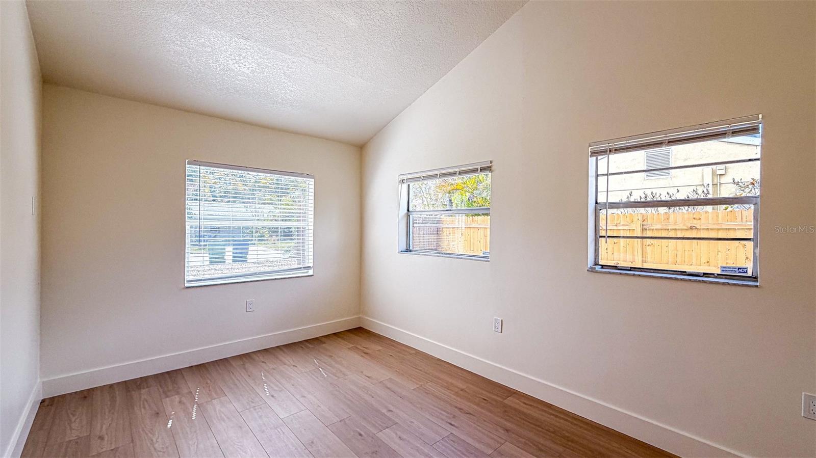 Listing photo id 11 for 4211 Bay View Avenue