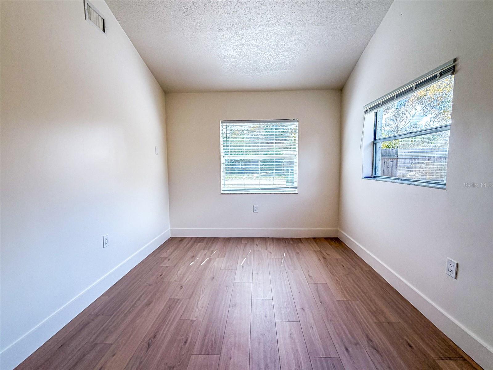 Listing photo id 12 for 4211 Bay View Avenue