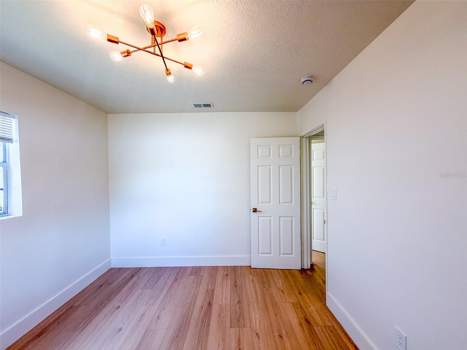 Listing photo id 17 for 4211 Bay View Avenue