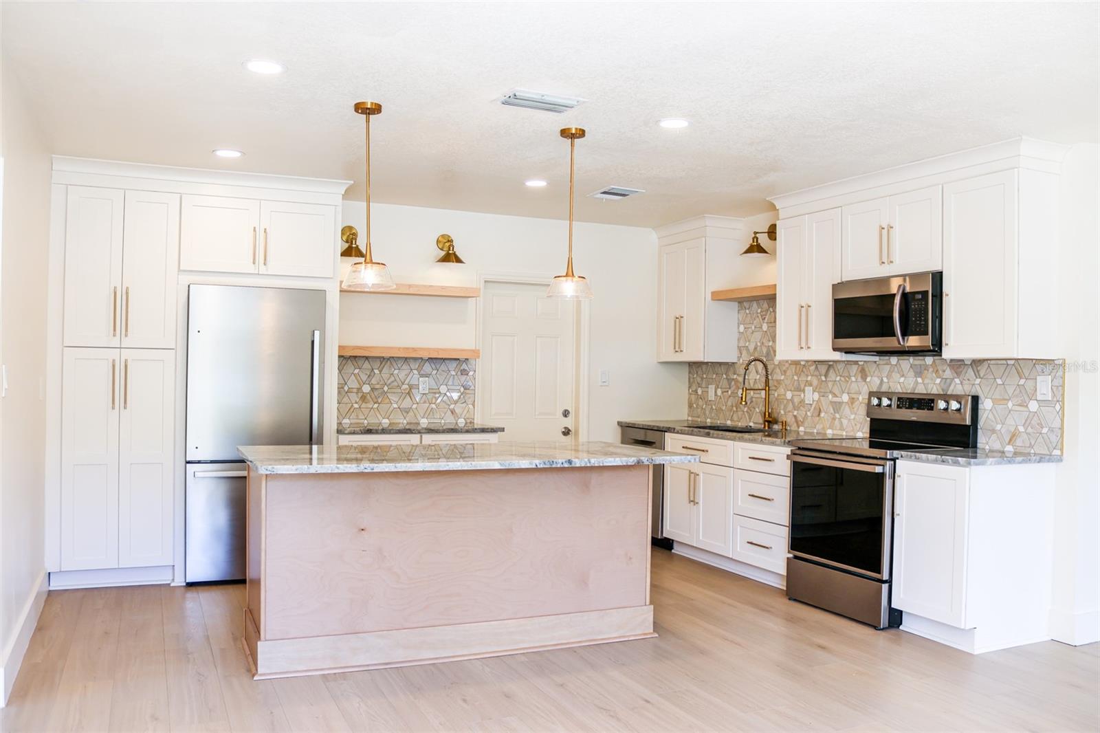 Listing photo id 0 for 4211 Bay View Avenue