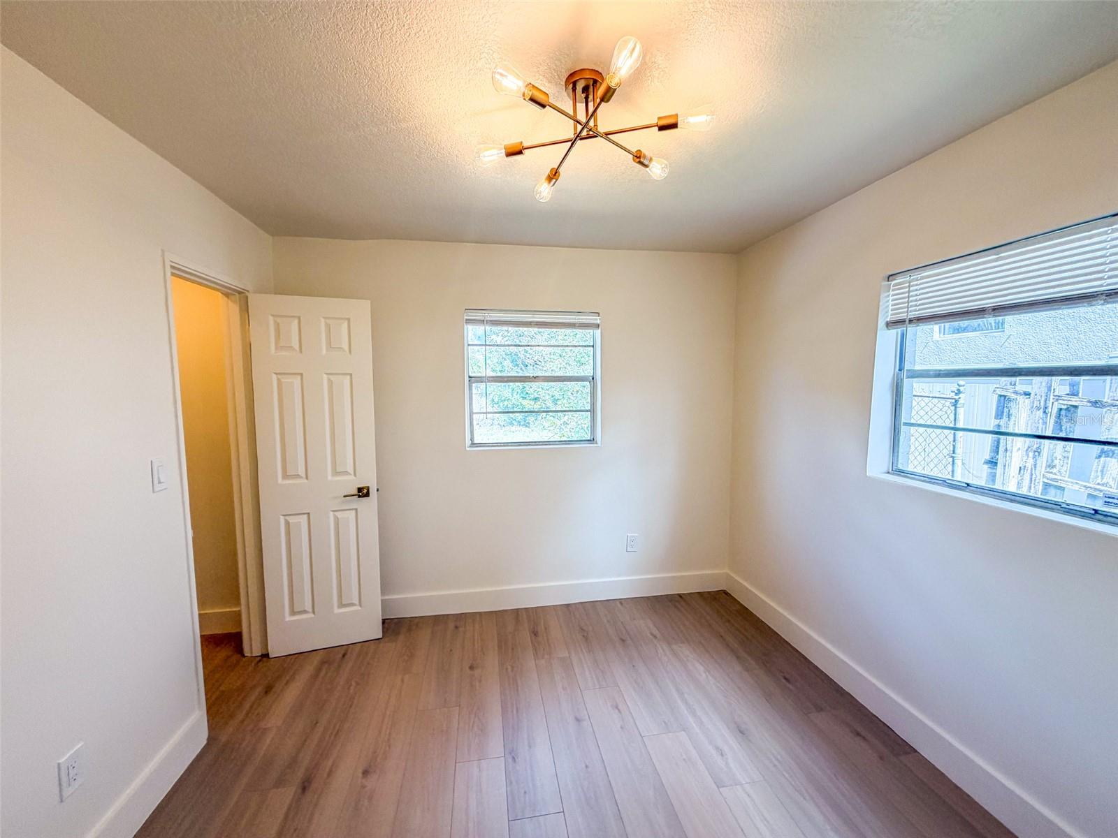 Listing photo id 19 for 4211 Bay View Avenue