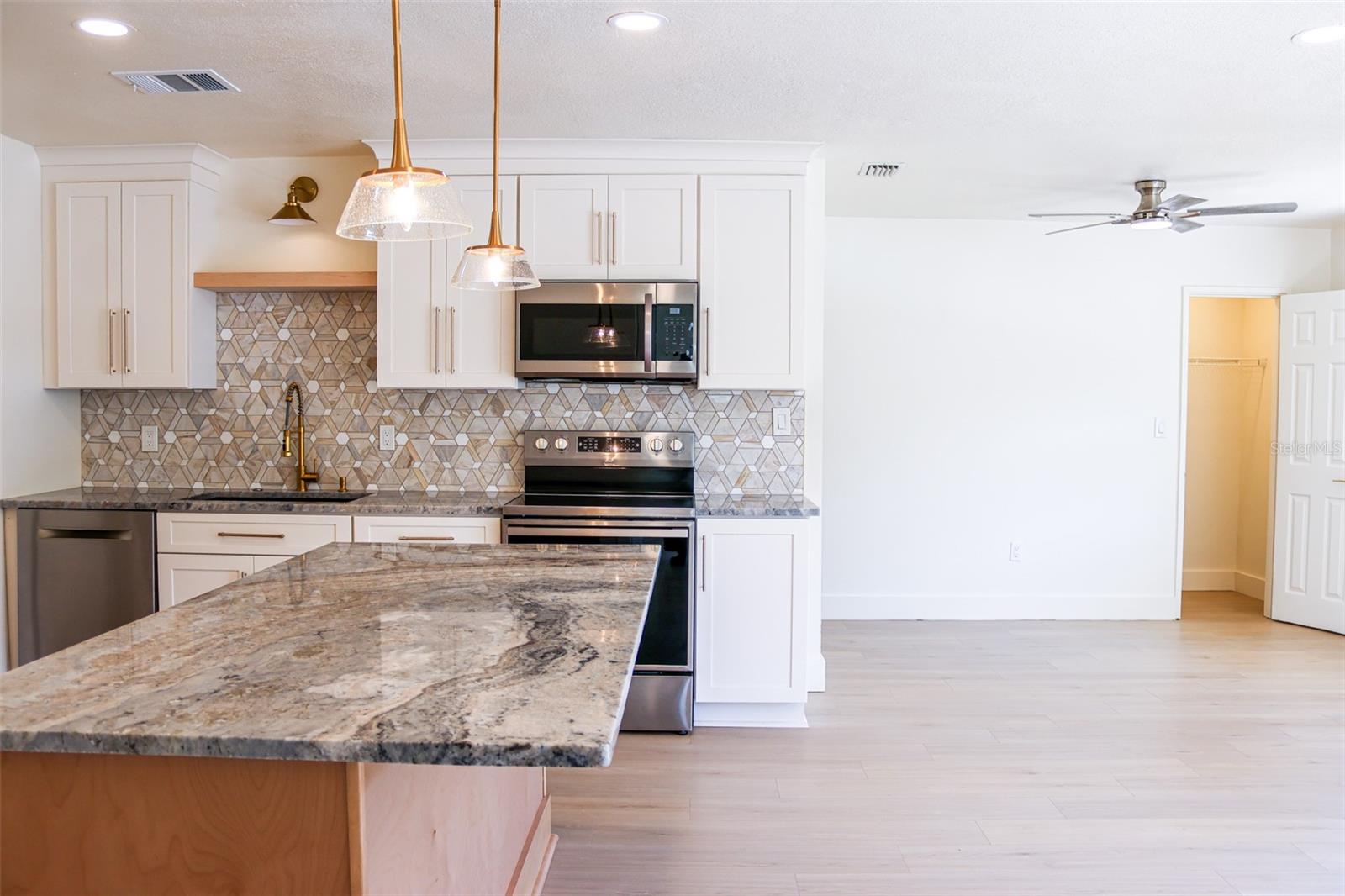 Listing photo id 1 for 4211 Bay View Avenue