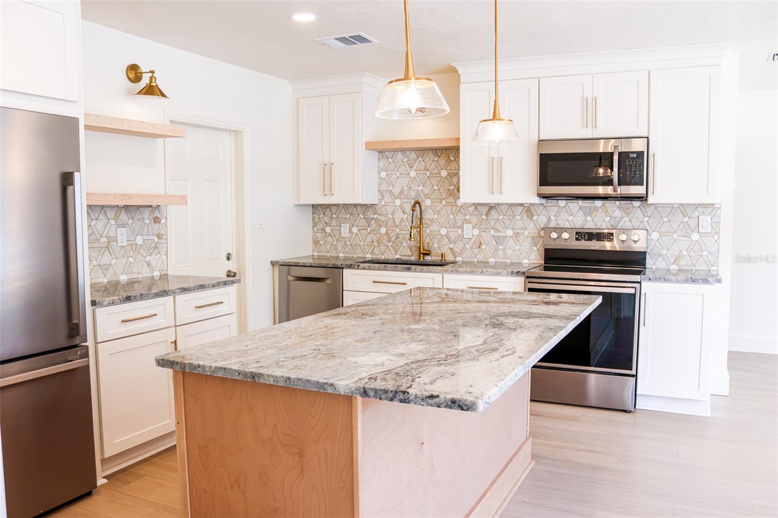 Listing photo id 2 for 4211 Bay View Avenue