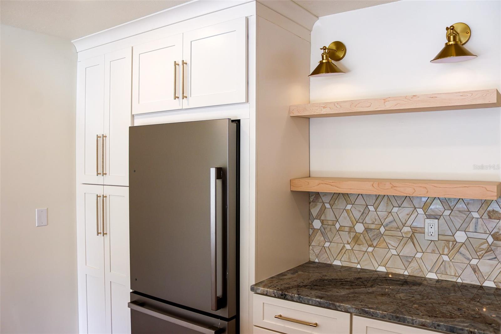 Listing photo id 3 for 4211 Bay View Avenue