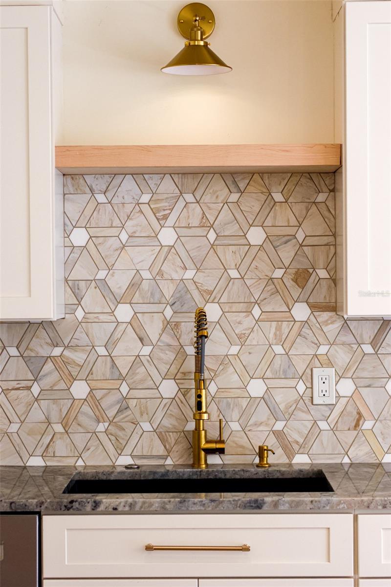 Listing photo id 4 for 4211 Bay View Avenue