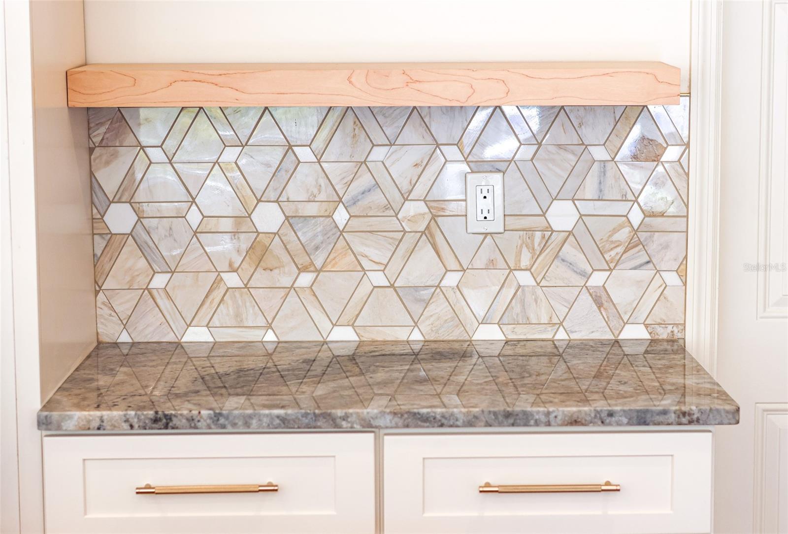 Listing photo id 5 for 4211 Bay View Avenue