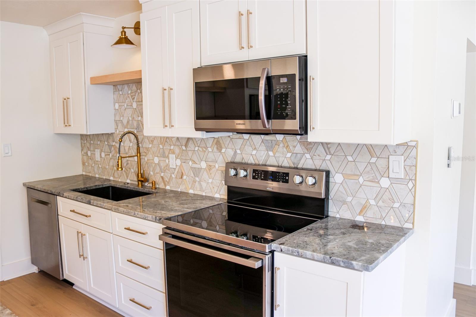 Listing photo id 6 for 4211 Bay View Avenue