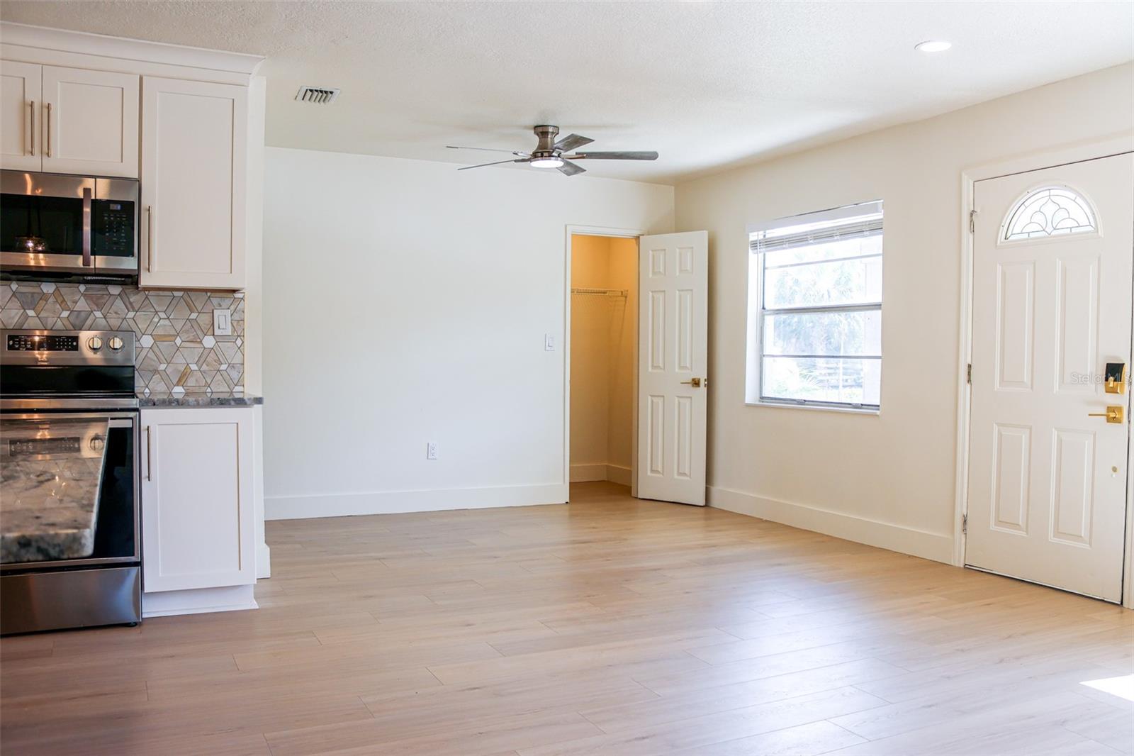 Listing photo id 7 for 4211 Bay View Avenue