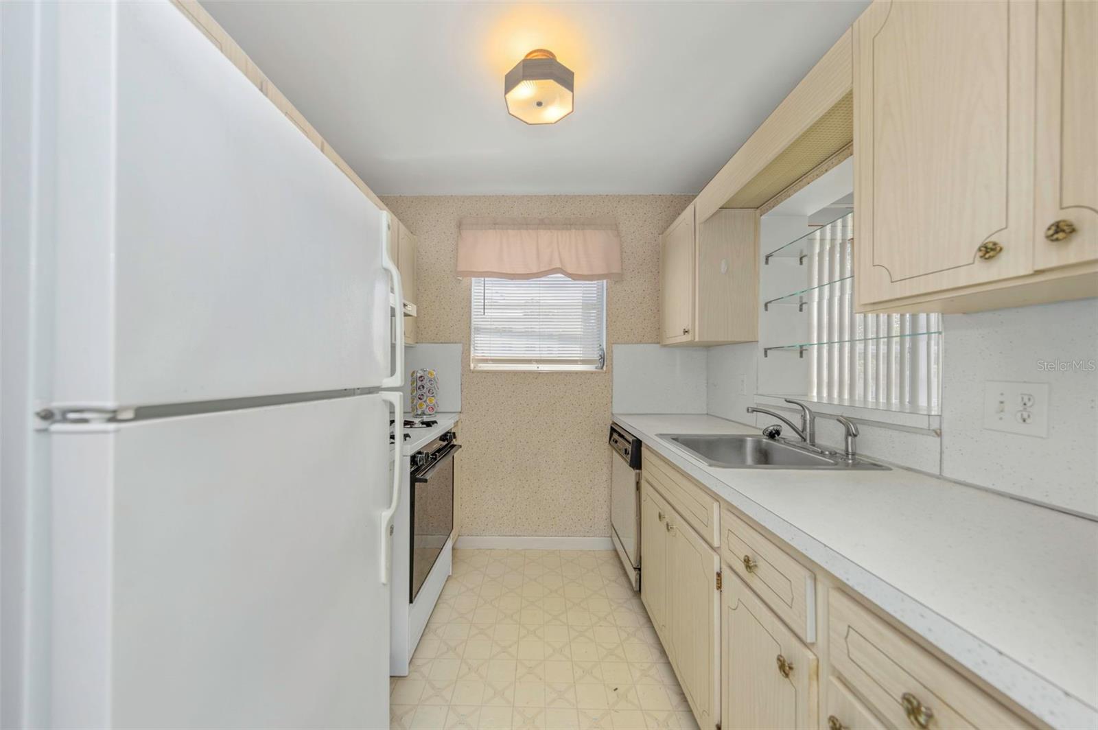 Image 11 of 39 For 5750 80th Street N B-206