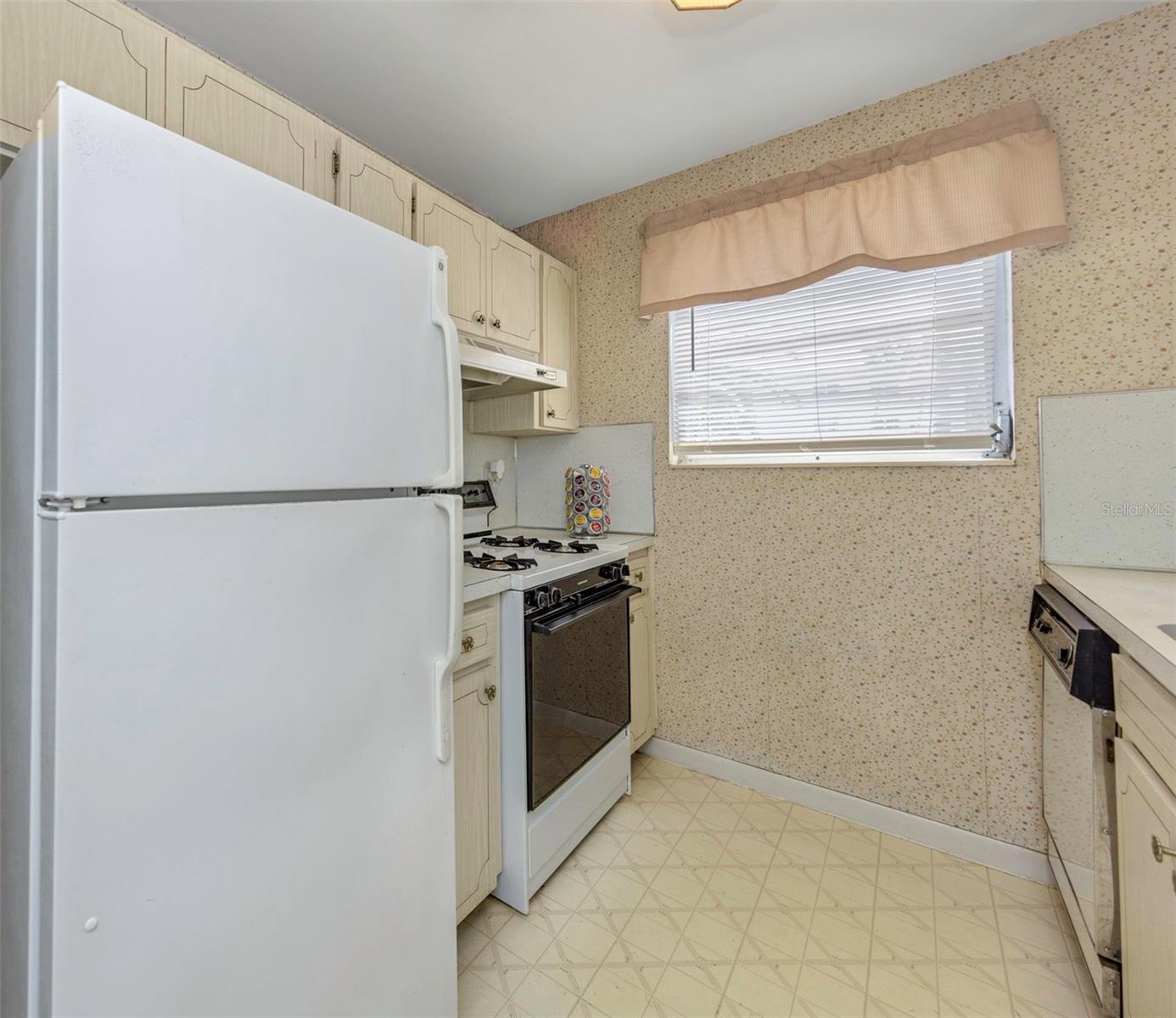 Image 13 of 39 For 5750 80th Street N B-206