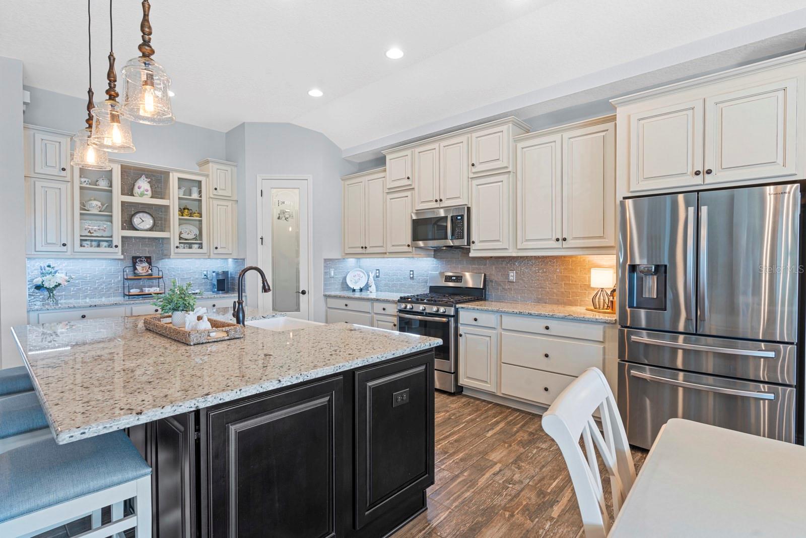 Listing photo id 13 for 7328 Paradiso Drive