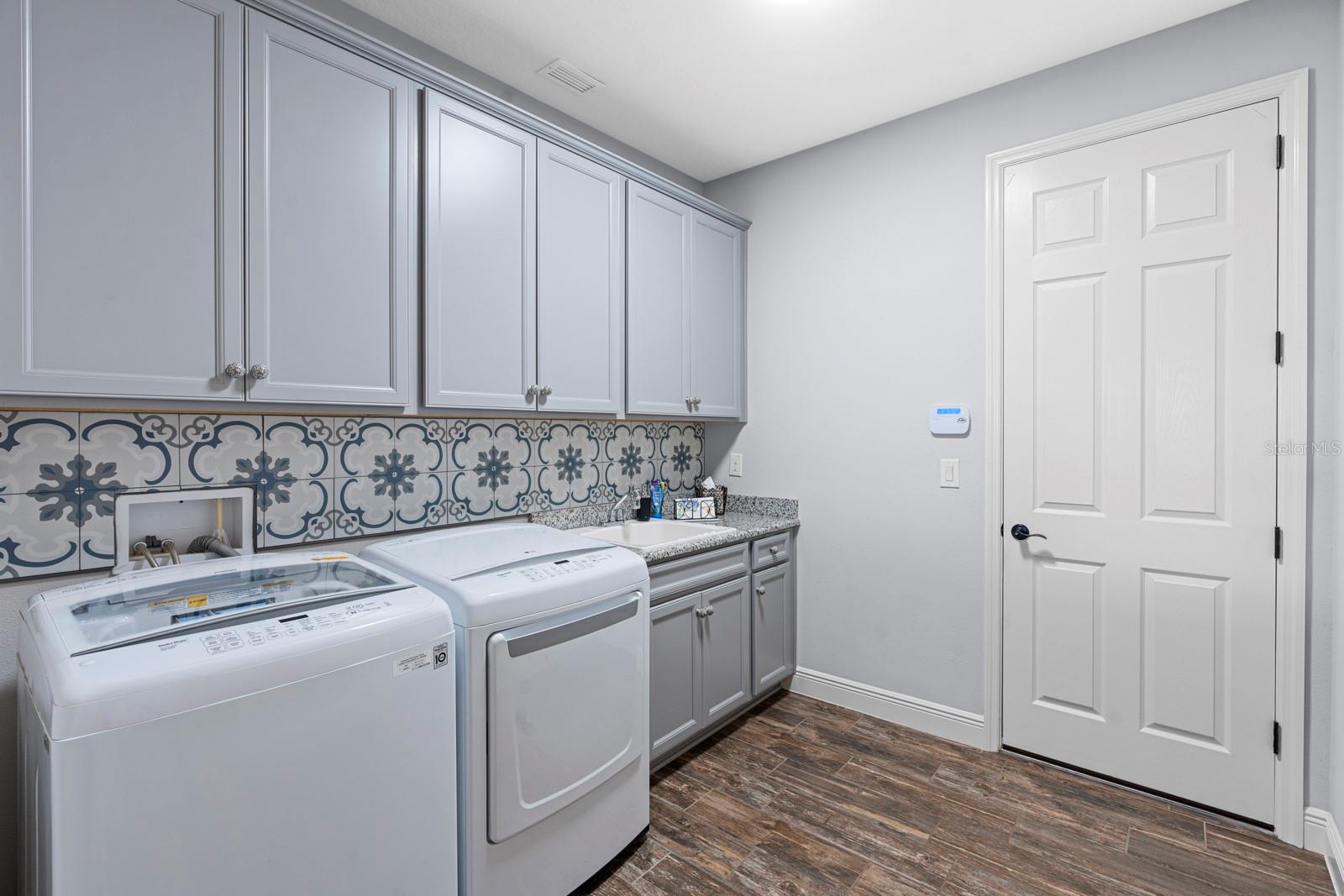 Listing photo id 35 for 7328 Paradiso Drive