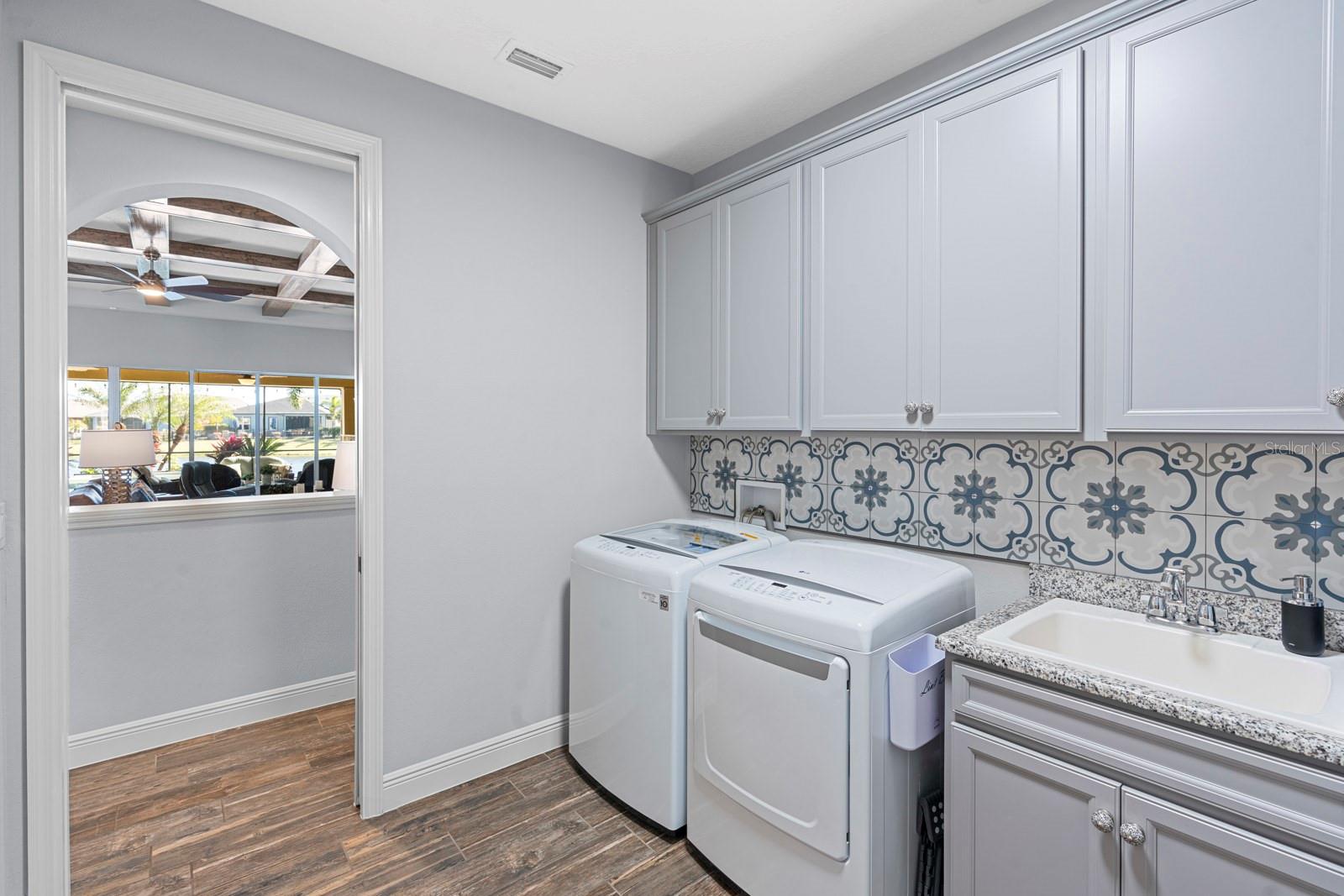 Listing photo id 36 for 7328 Paradiso Drive