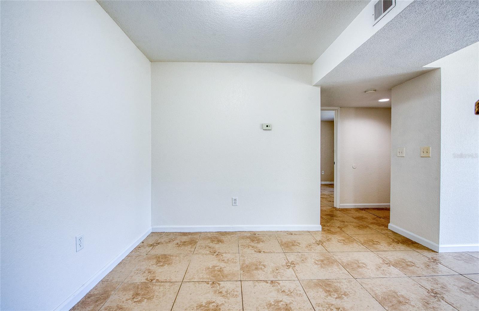 Listing photo id 15 for 455 Alt 19 S 21