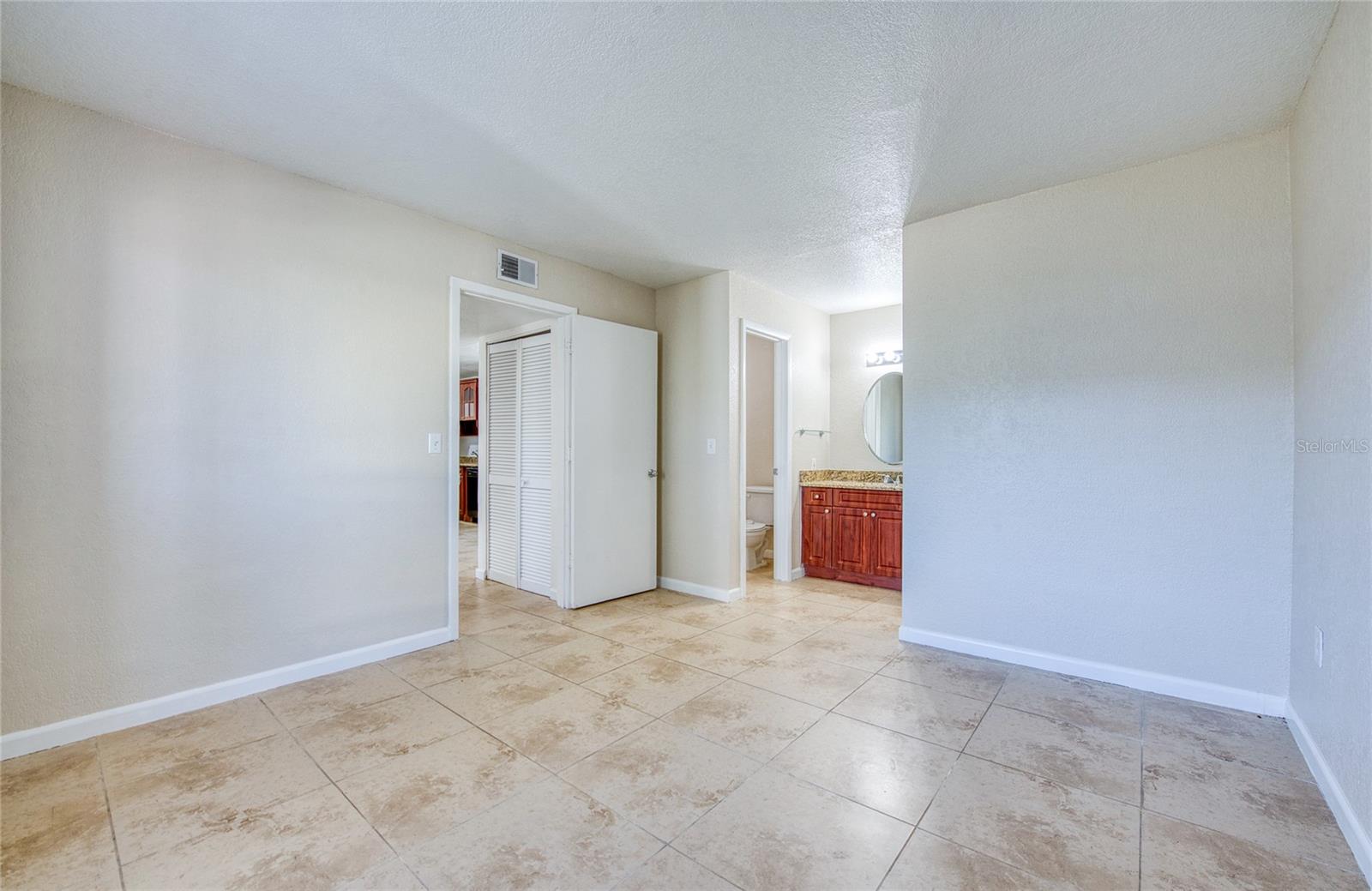 Listing photo id 18 for 455 Alt 19 S 21