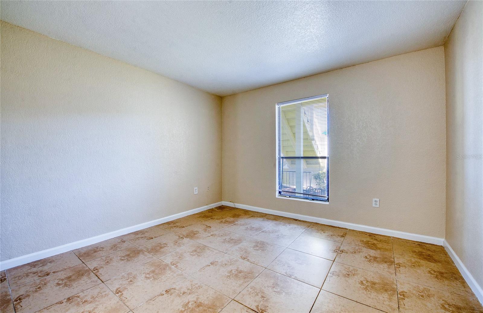 Listing photo id 19 for 455 Alt 19 S 21