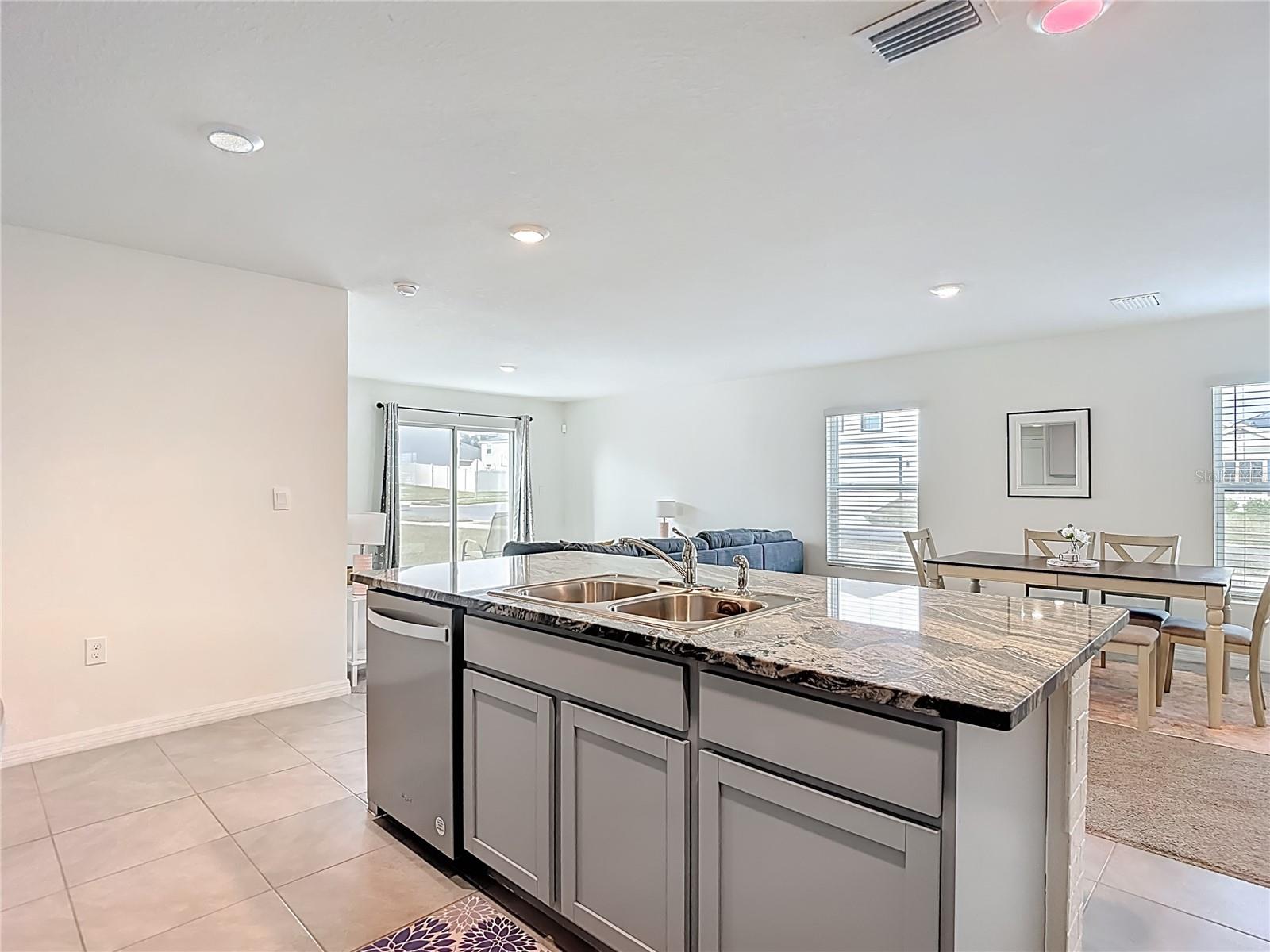 Listing photo id 8 for 7530 Broad Pointe Drive