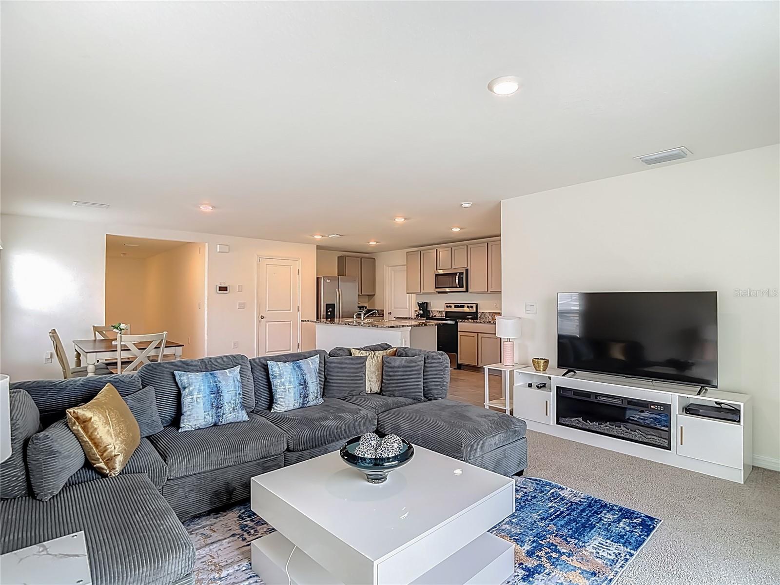 Listing photo id 16 for 7530 Broad Pointe Drive