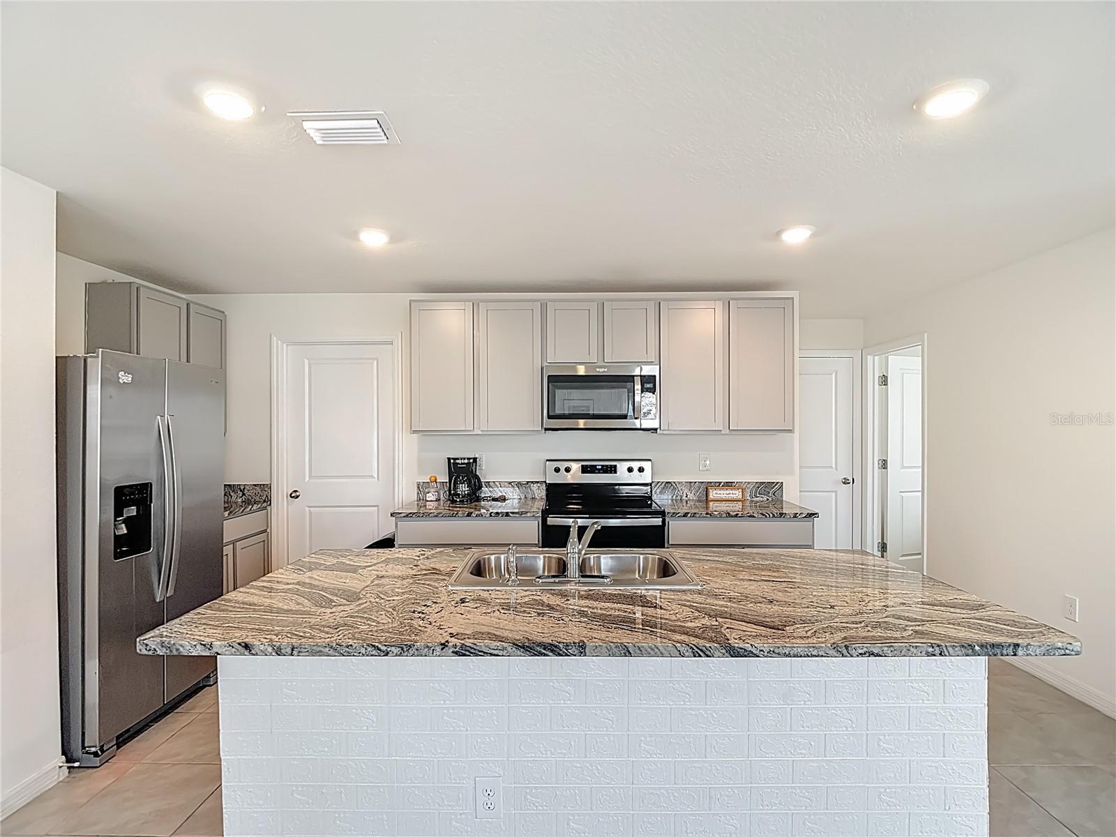 Listing photo id 6 for 7530 Broad Pointe Drive