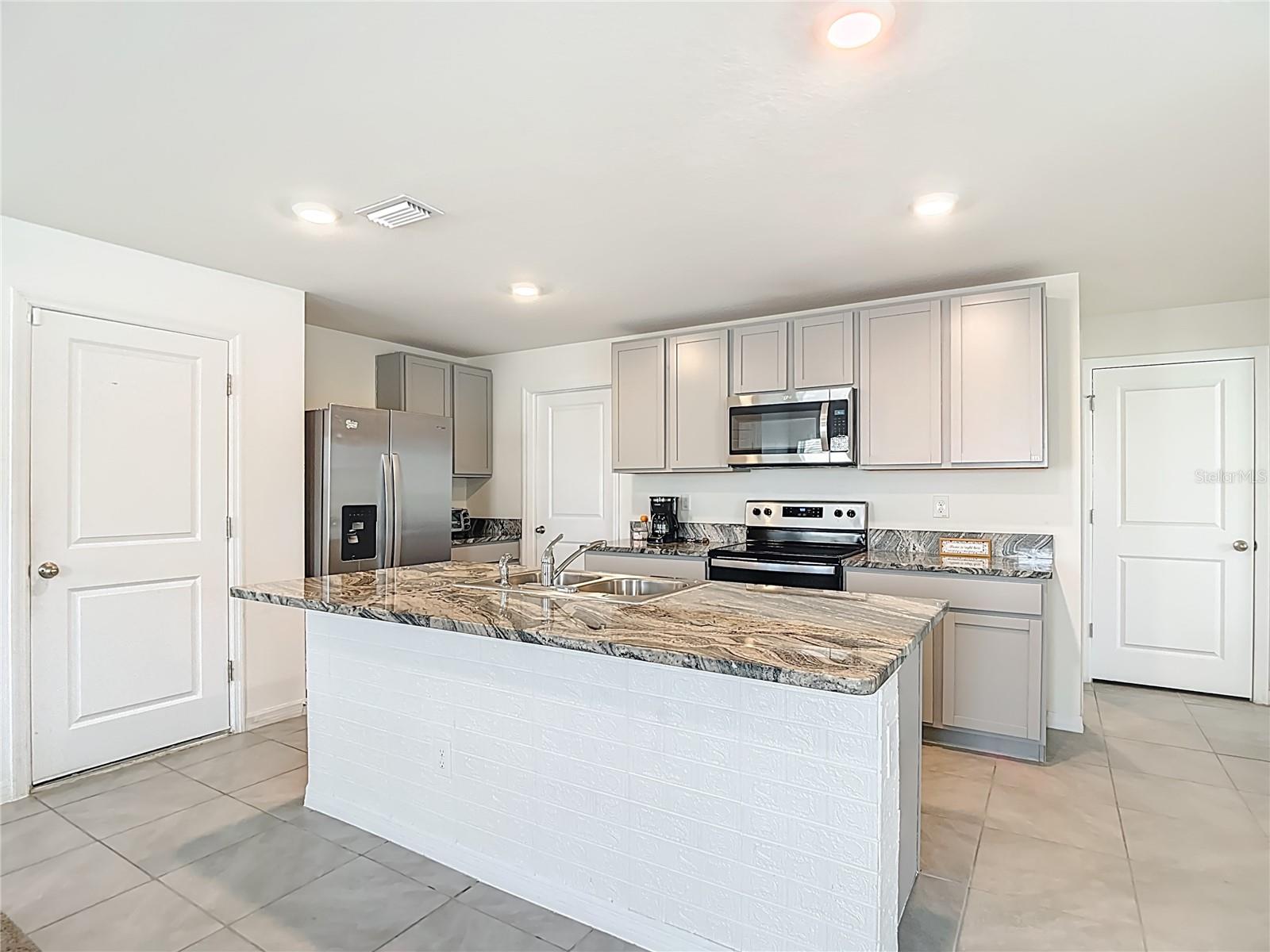 Listing photo id 7 for 7530 Broad Pointe Drive